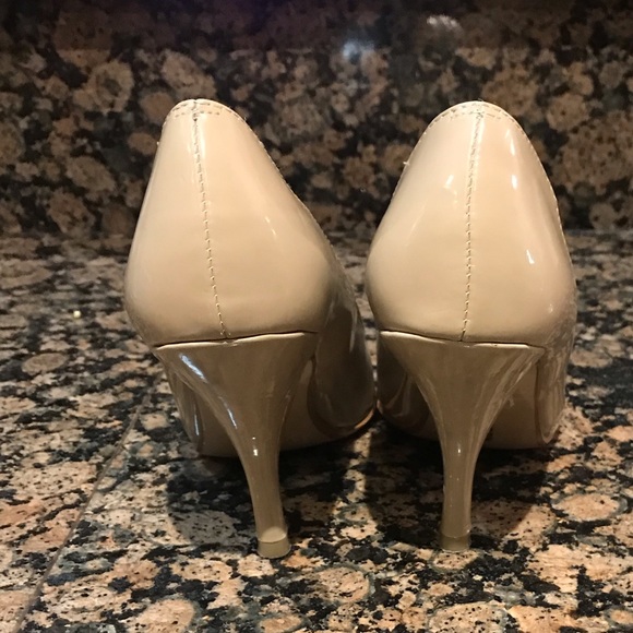 SIZE 6.5 NUDE CHINESE LAUNDRY PATENT LEATHER PUMP - Picture 5 of 8